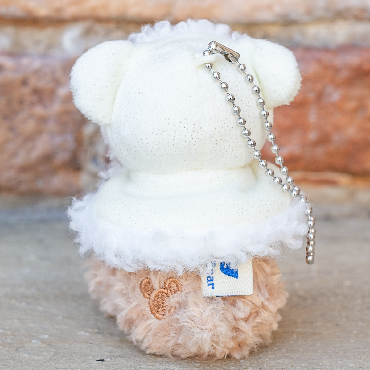 真っ白ふわもこコスチュームでキャンディーづくり！”ダッフィー