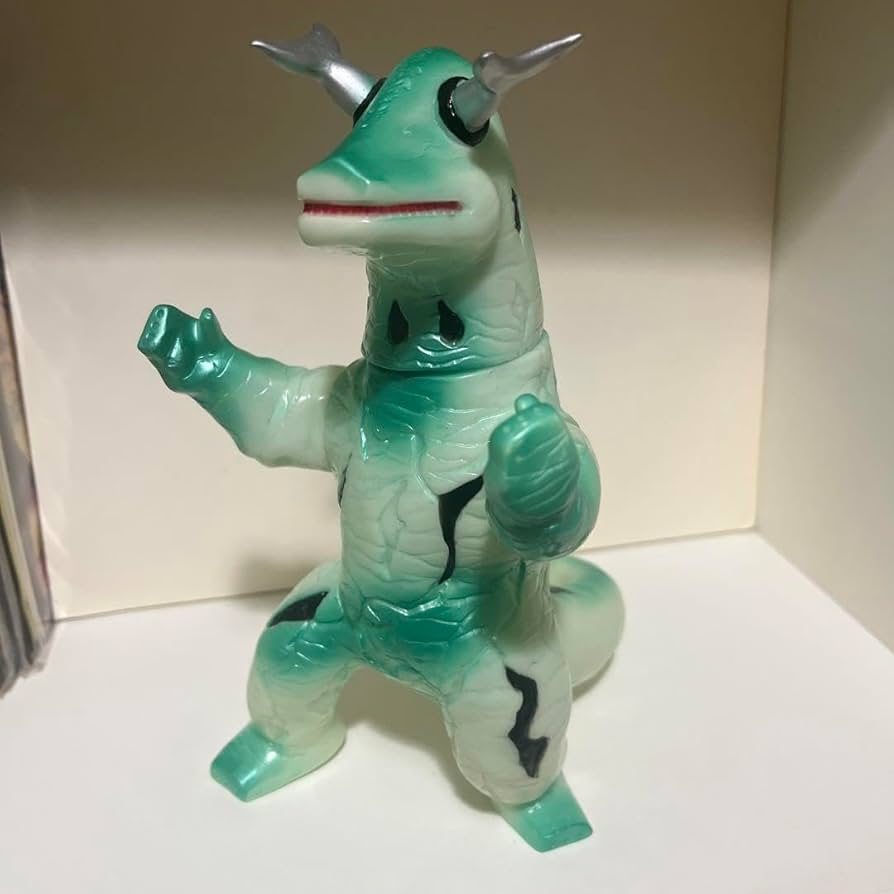 Amazon.co.jp: ブルマァク製 復刻 エレキング 蓄光 ソフビ フィギュア