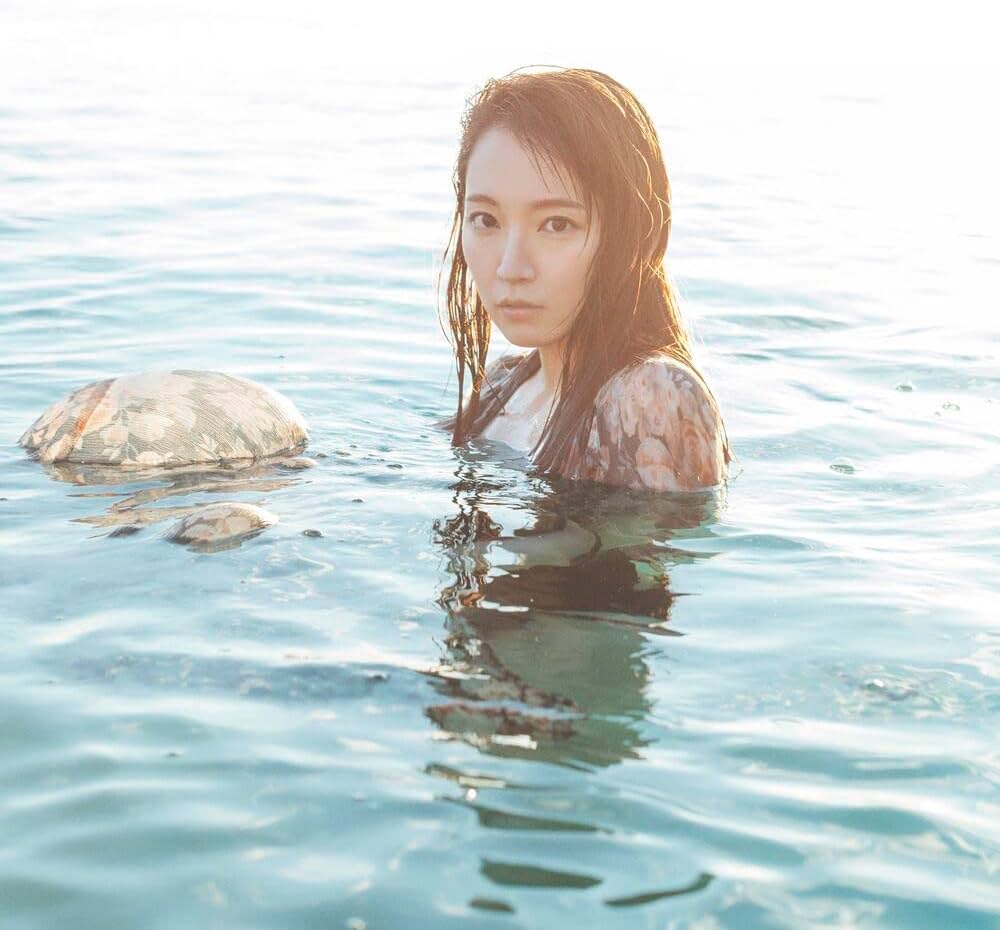 Amazon.co.jp: 吉岡里帆 Wアニバーサリー写真集「日日」 通常版 : 吉岡