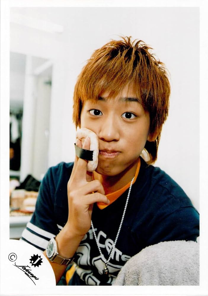 Amazon.co.jp: NEWS 小山慶一郎 【公式写真・スリーブ付き】 d 001 : 本