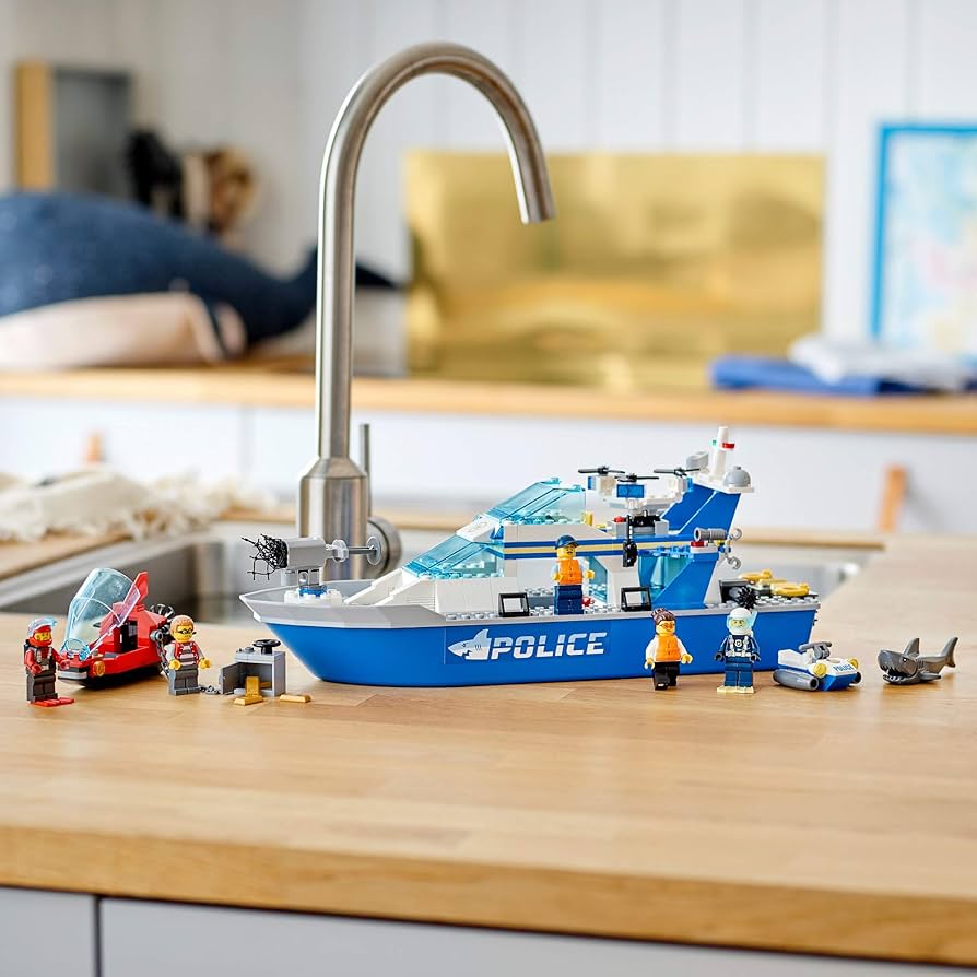 Amazon.co.jp: LEGO City Police Patrol Boat 60277 Building Kit