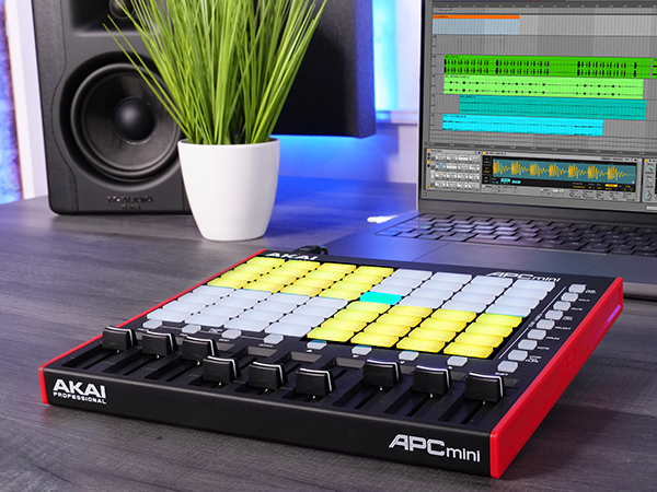Amazon.co.jp: Akai Professional USB MIDIコントローラー 64個のRGB