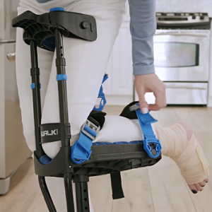 Amazon | iWALK3.0 – オリジナルのハンズフリー膝松葉杖 - 松葉杖や膝