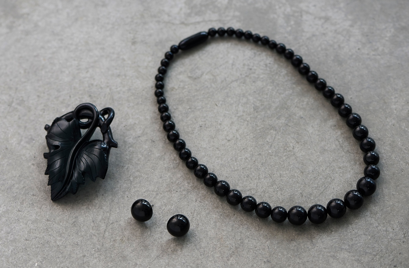 常設販売開始】ブラックフォーマルの新定番。漆黒に輝くジェットが「喪