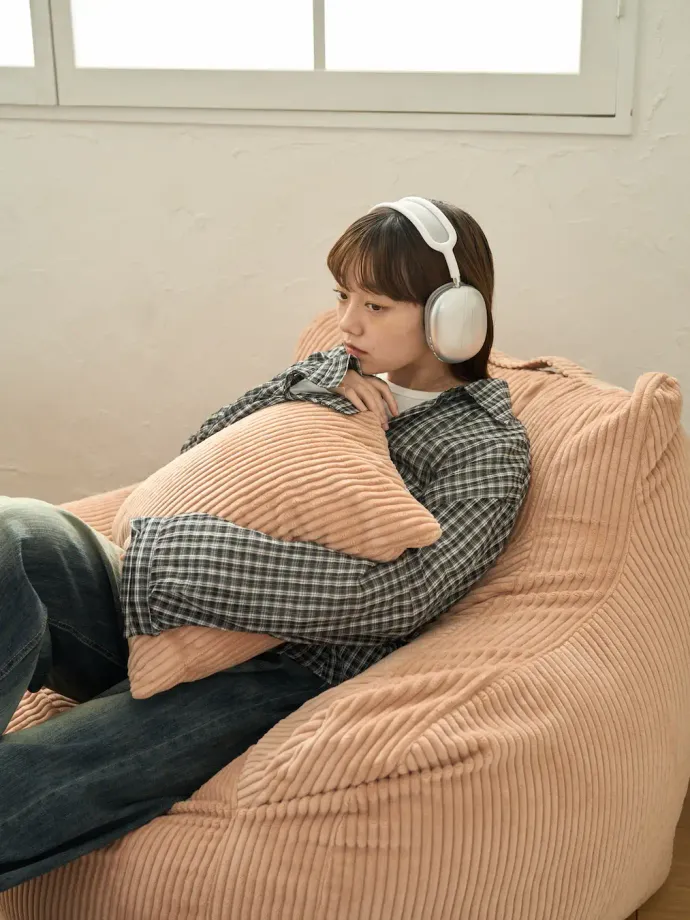 LOOSYに迫る！全16色展開の「HUGME 1人掛けビーズソファ」の魅力とは