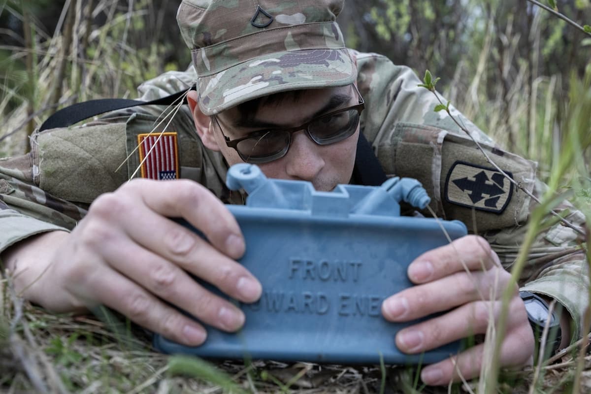 米陸軍がクレイモア地雷を搭載したFPVドローンで、別のドローンを撃墜！