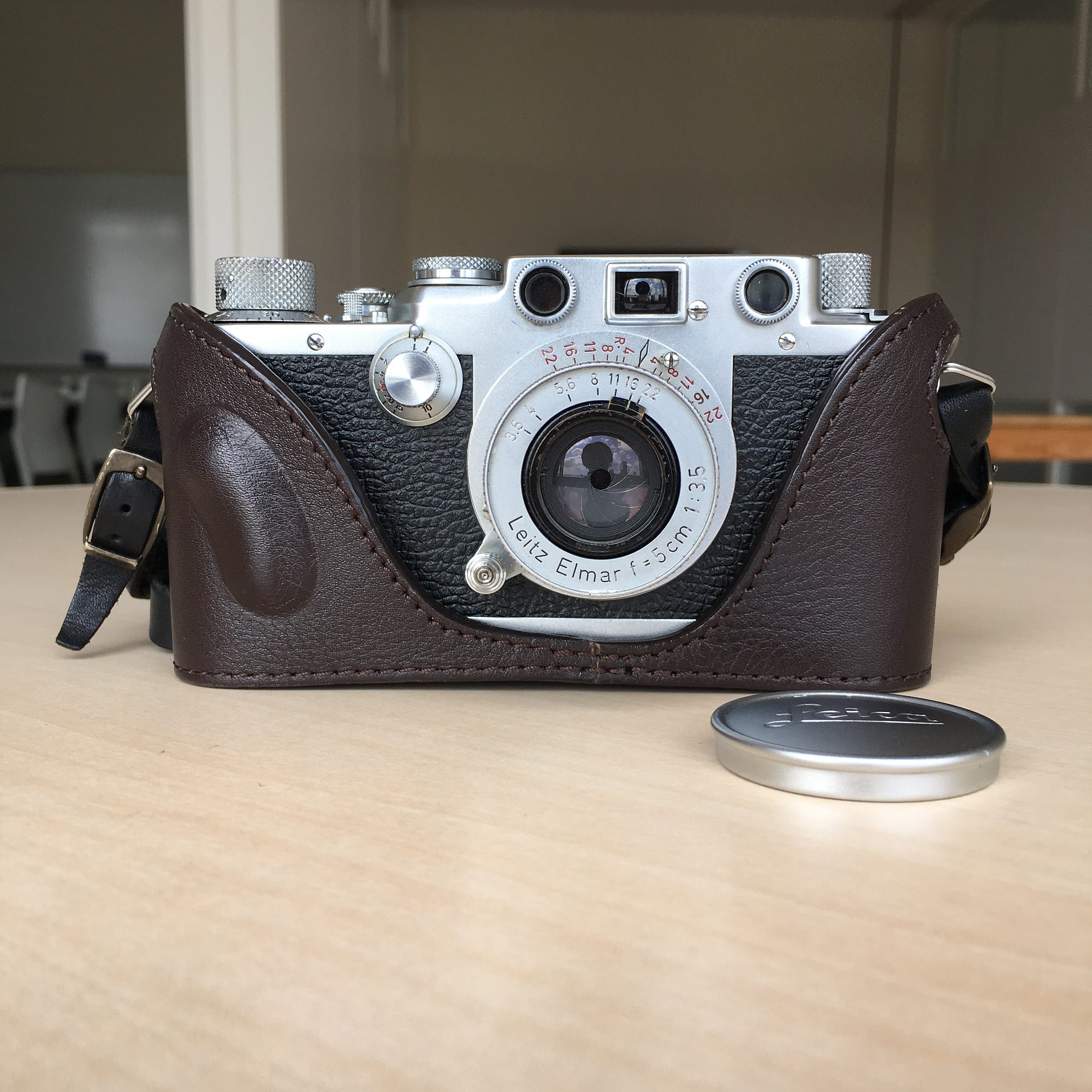 バルナックライカ用レザーハーフケースを買った. ebay で注文していた