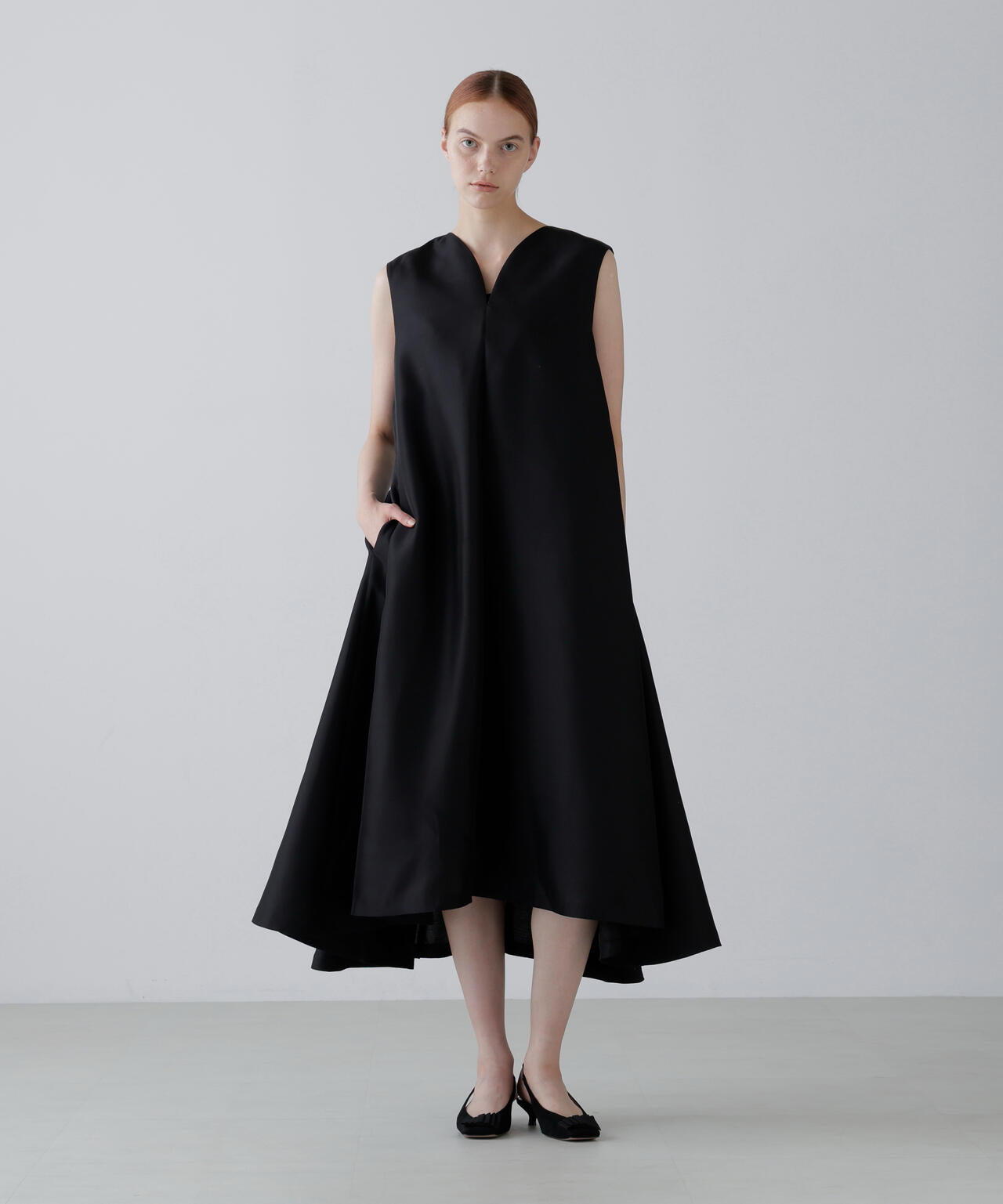 BLACK LABEL＞シルクダブルクロスノースリーブワンピース | ADORE