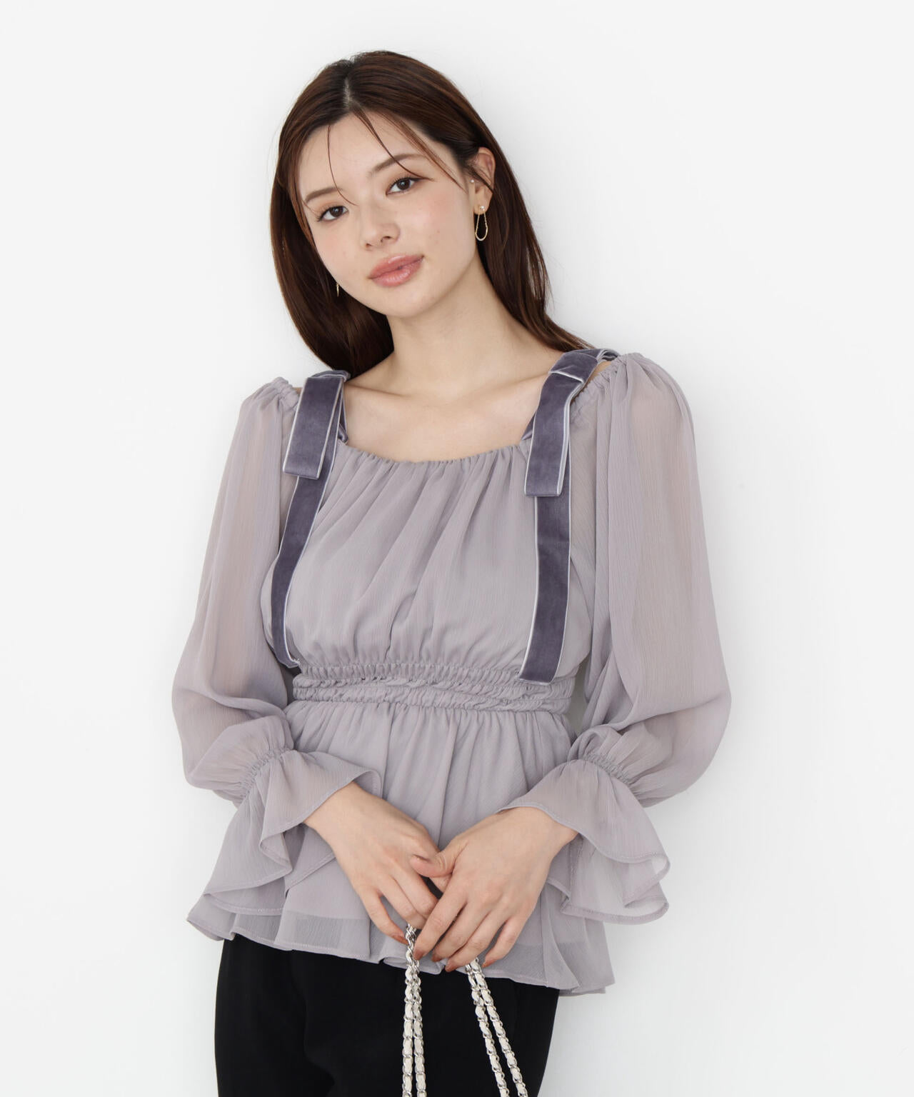 松川星さん着用】ショルダーリボンシャーリングブラウス【グレー
