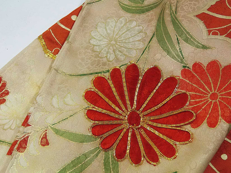 豪華 振袖 雲取り花文様 金駒刺繍 金彩 正絹 – MIYABI - REUSE KIMONO