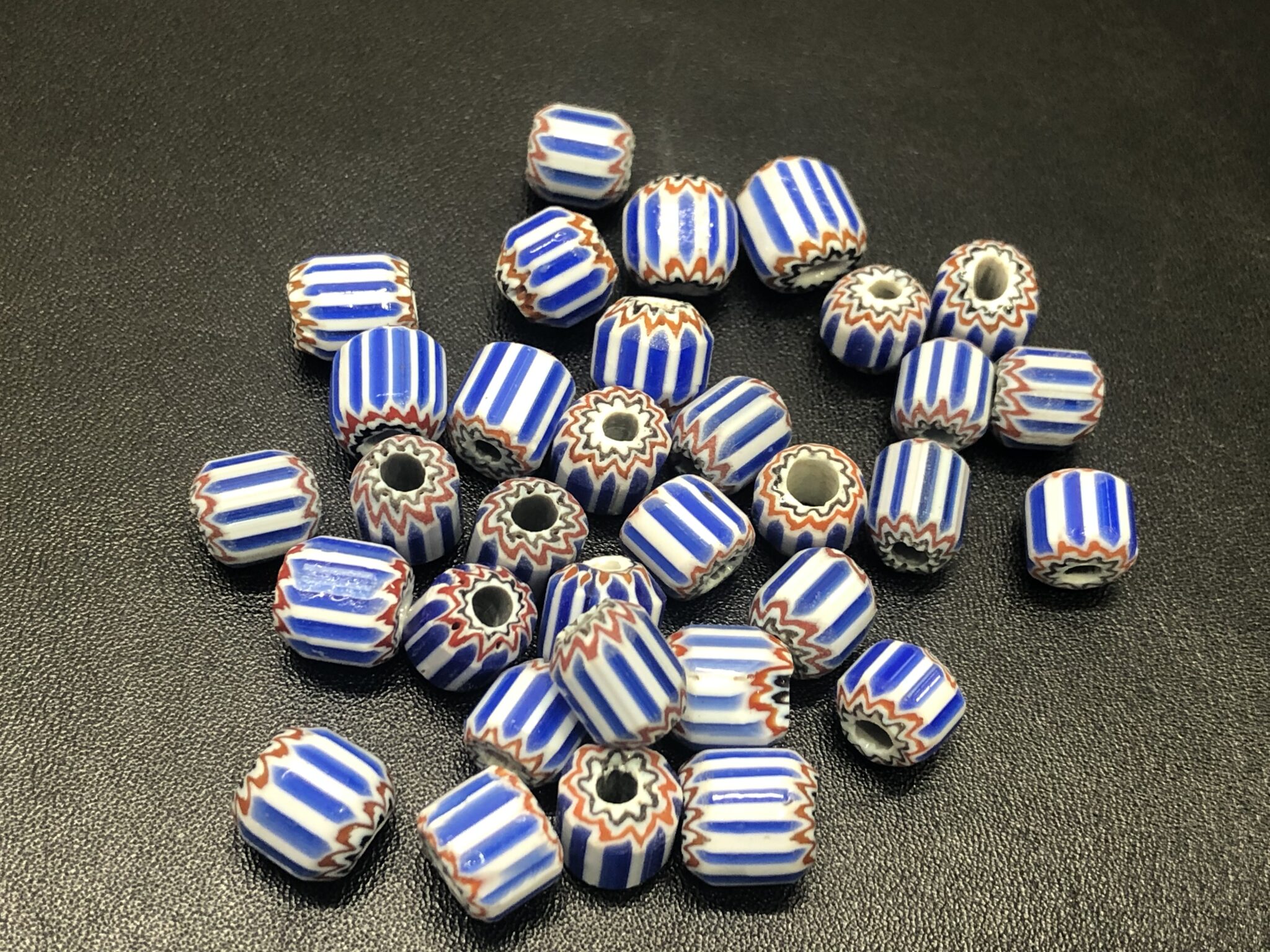 シェブロンビーズ (白/青/赤) シェブロン・スカンクビーズ - MONTE