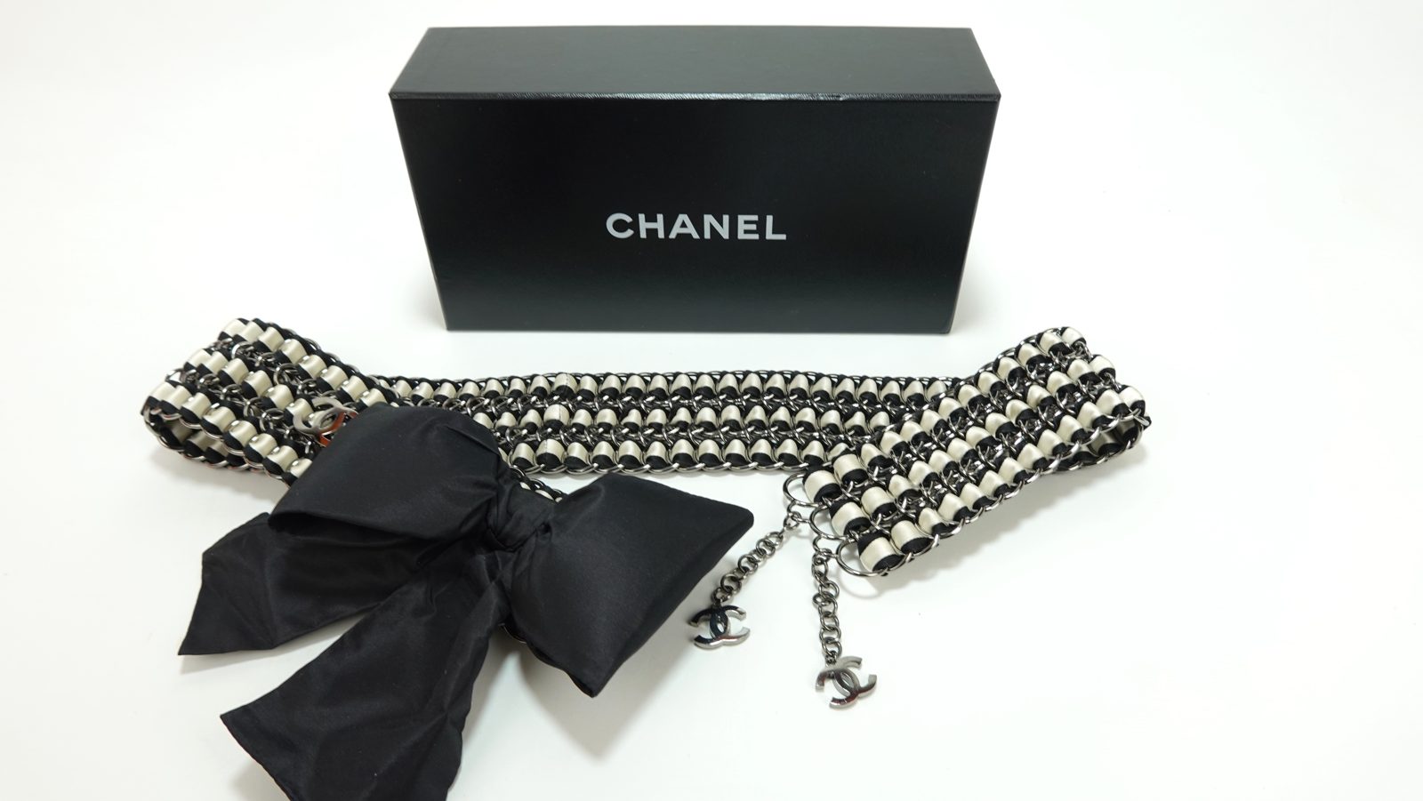 CHANEL METAL & SILK RIBBON BELT – BLACK & CREAM - Monaco1.com