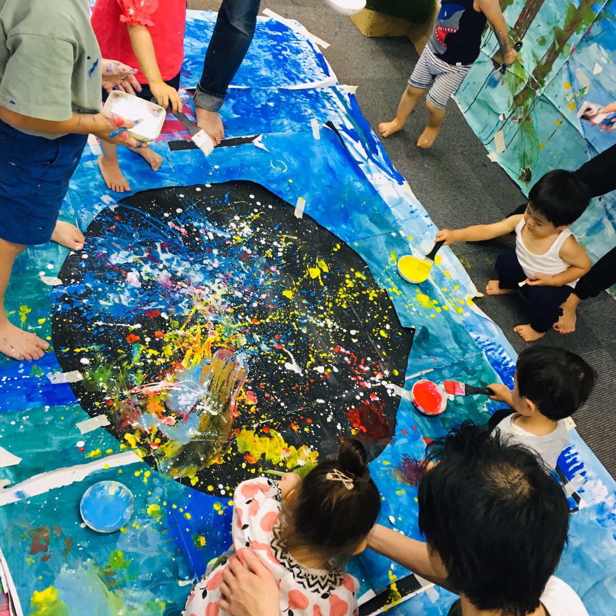 親子で体験「巨大花火アート」絵の具遊び | 大阪の子供向け絵画教室