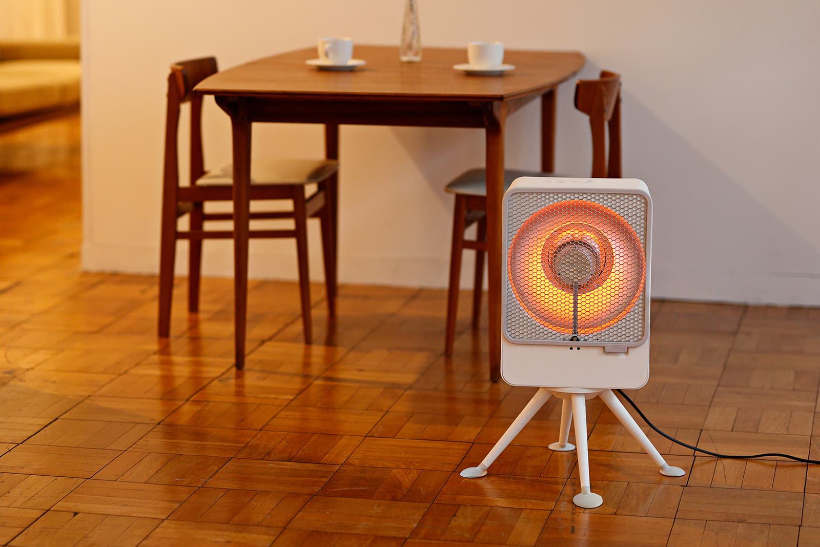 シロカ］同じ電気代で2倍暖かくなるヒーターの登場だ！リフレクト構造