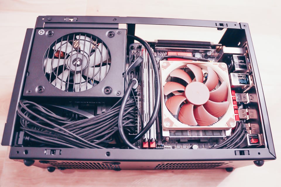 7.2Lの超小型容量で30cmまでのGPUを搭載可能なMini-ITXケース／Dan