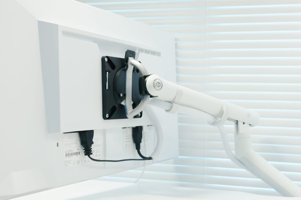 flo-monitor-arm-0-960x638.jpg