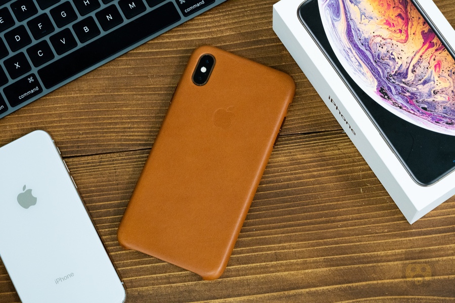 レビュー】iPhone XS Max用の純正「レザーケース」、定番であり鉄板な