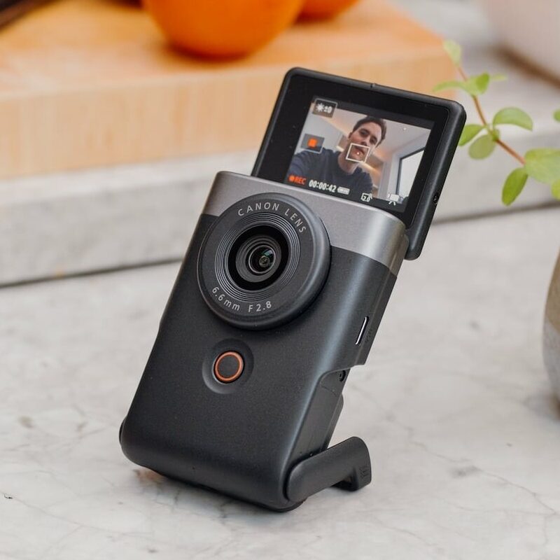 PowerShot V10｜コンパクトデジタルカメラの新基準を築くポケット