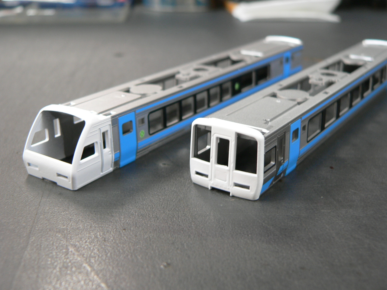 カトーのJR四国2000系にR工房さんのアンパンマン列車ラッピング