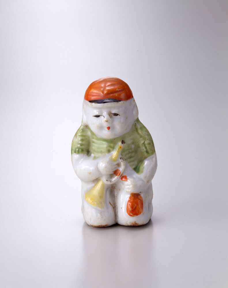陶器人形(ラッパを持つ子供) | ToMuCo - Tokyo Museum Collection
