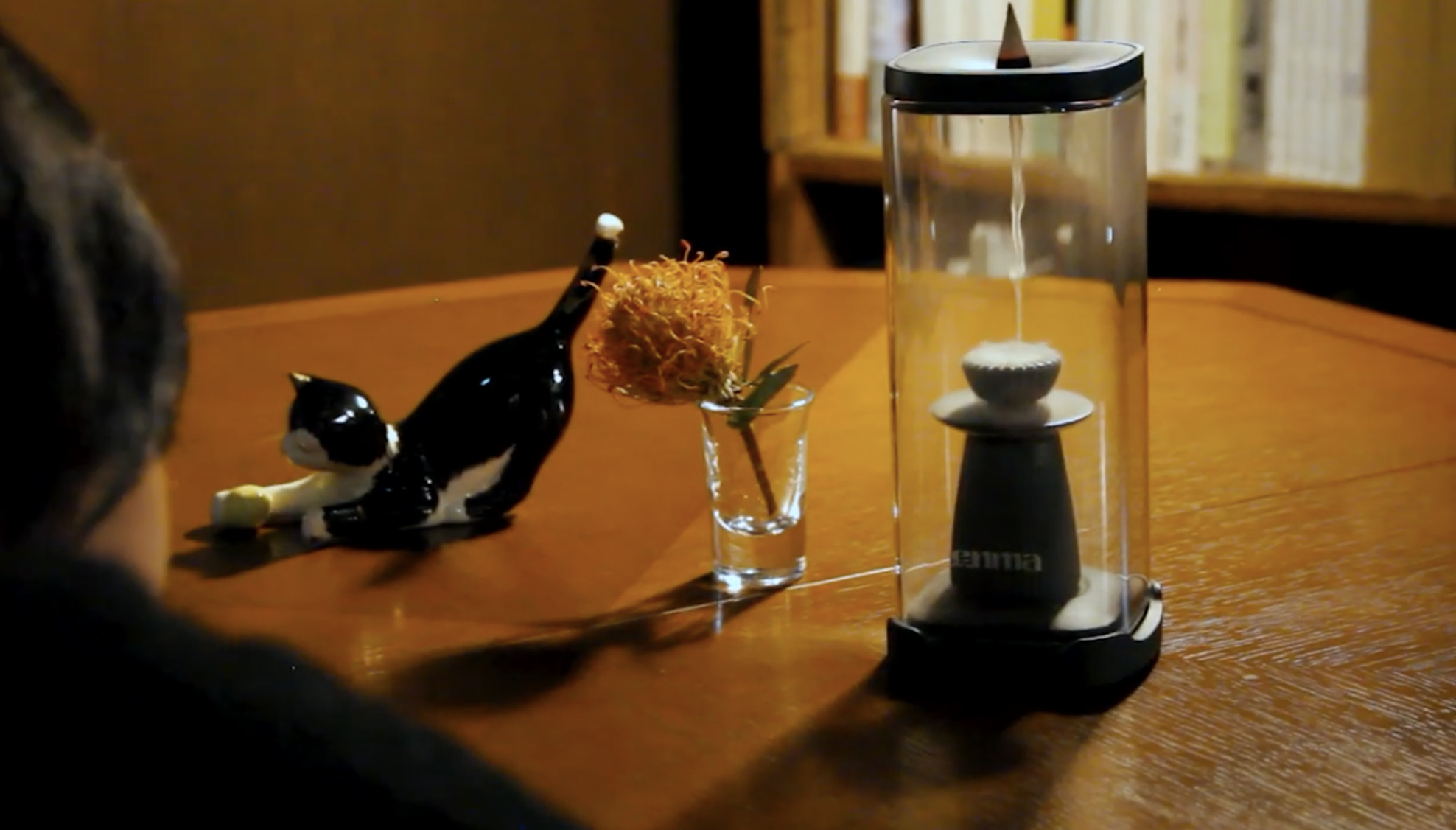 新感覚！ 煙が下に流れる倒流香向けお香立て「煙摩 -enma-」 - bouncy