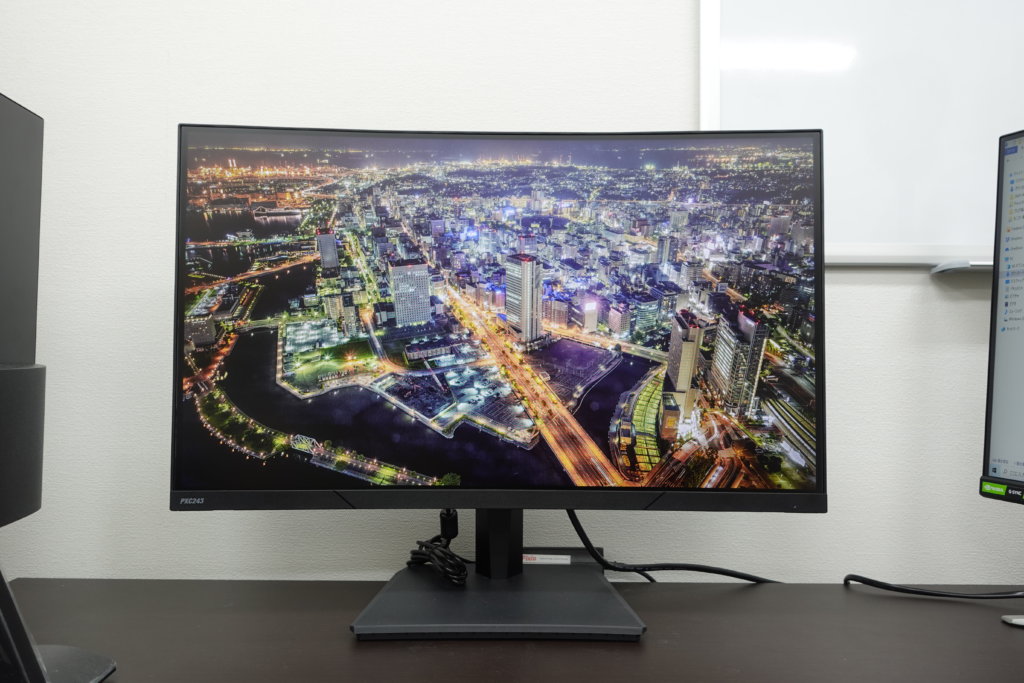 実機】Pixio PXC243 レビュー｜湾曲ディスプレイで144Hz対応の高コスパ