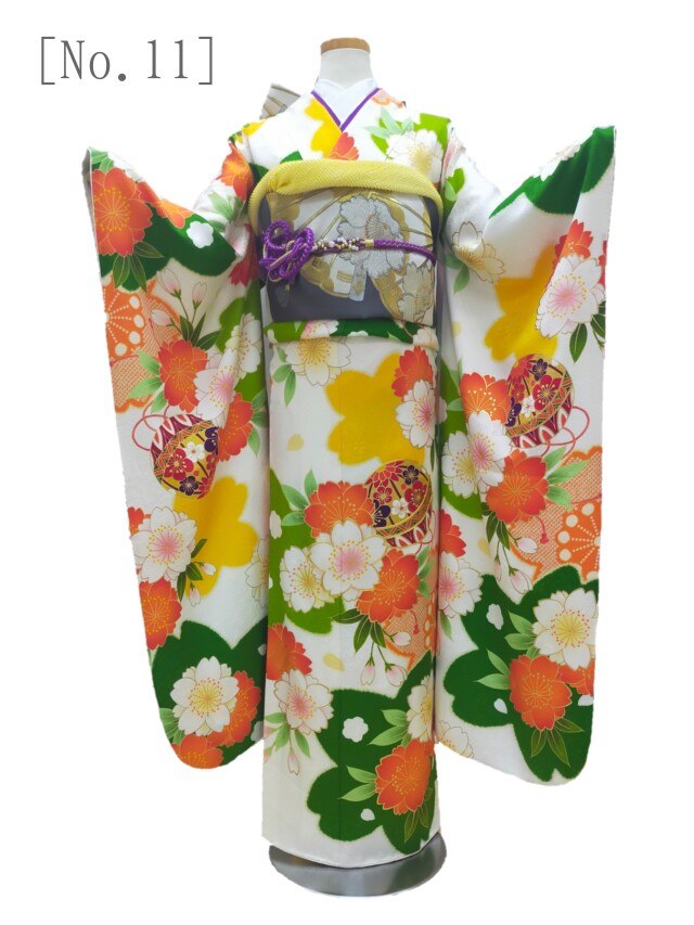 振袖の小いけ 鶴岡銀座店の振袖 /白色/オレンジ色/キュート/桜柄/ 白地