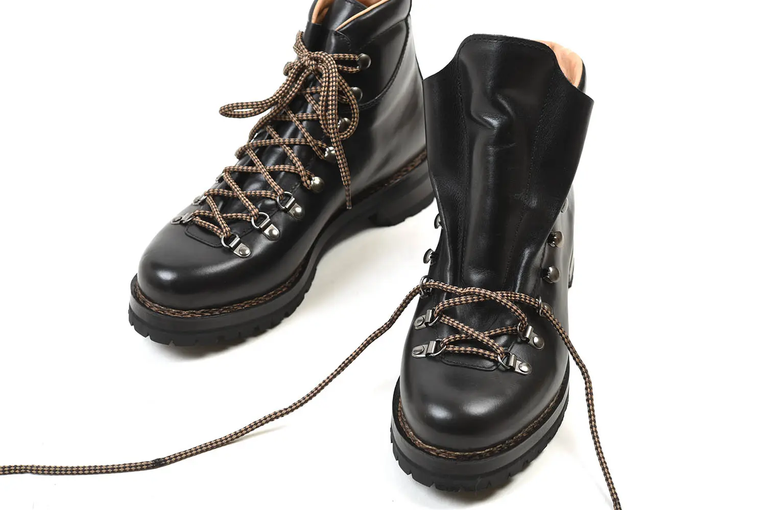 極上シャトーブリアンレザーを纏う名作『マルモラーダ FG105-057 NERO』