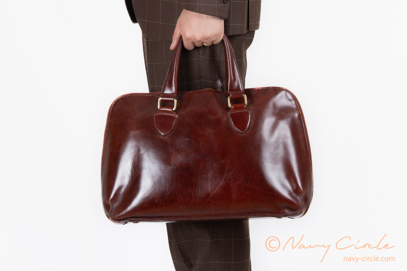 Guidiのオイルドカーフ使用。GANZOのGUD丸胴ブリーフケース | Navy Circle