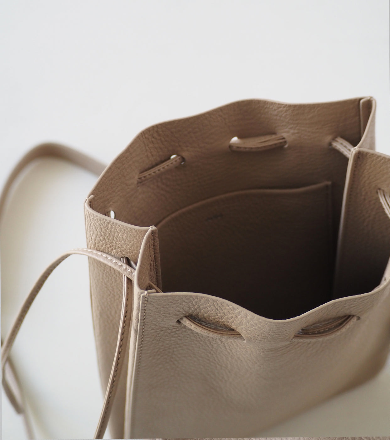 Aeta ショルダー：S , Gray Beige – Navyblue