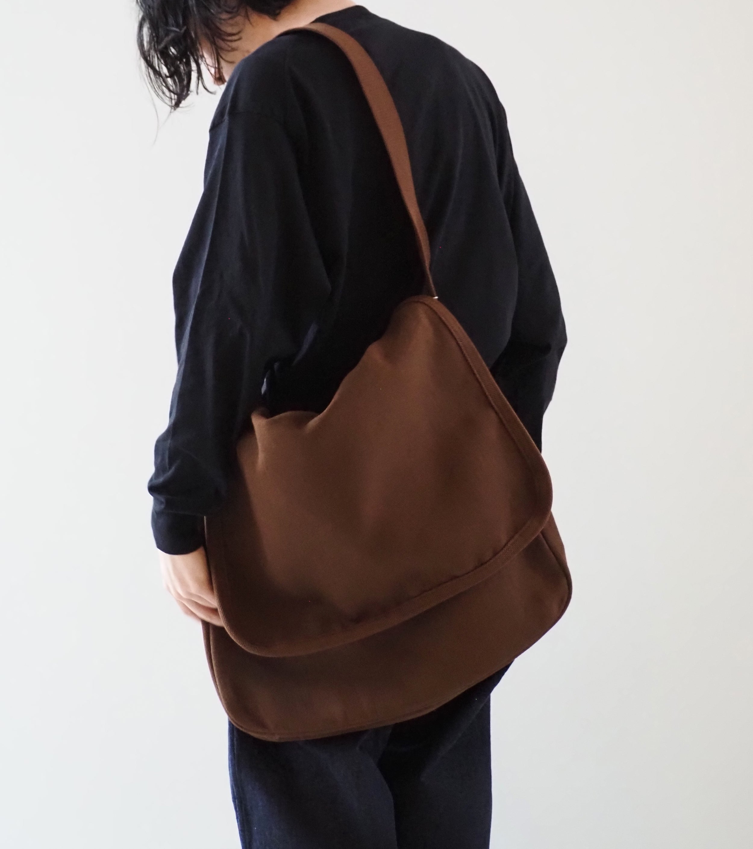 COMOLI ヘンプ ダック ショルダーバック, Brown – Navyblue