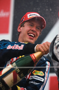 カシオ、「EDIFICE」からF1ドライバー セバスチャン・ベッテル限定