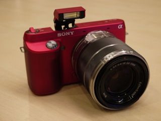 中級機に匹敵する多彩な機能を備えるミラーレス入門機「NEX-F3