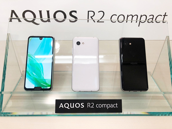 シャープ、ダブルノッチでコンパクトなスマホ「AQUOS R2 compact