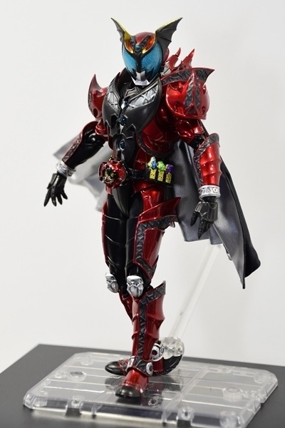 仮面ライダーキバ』ダークキバが真骨彫に登場、質感・プロポーションを