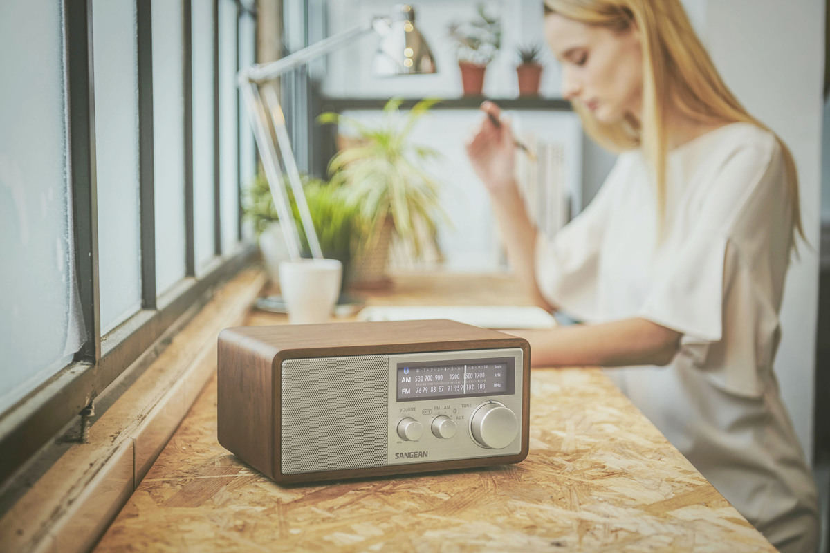 ウッドキャビネットを採用したFMラジオ搭載Bluetoothスピーカー | マイ