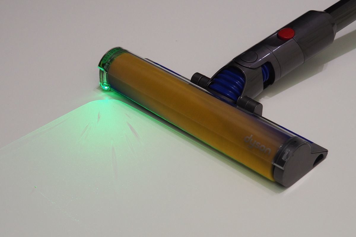 ダイソンの新型クリーナー「V12 Detect Slim」を体験、緑レーザーと新