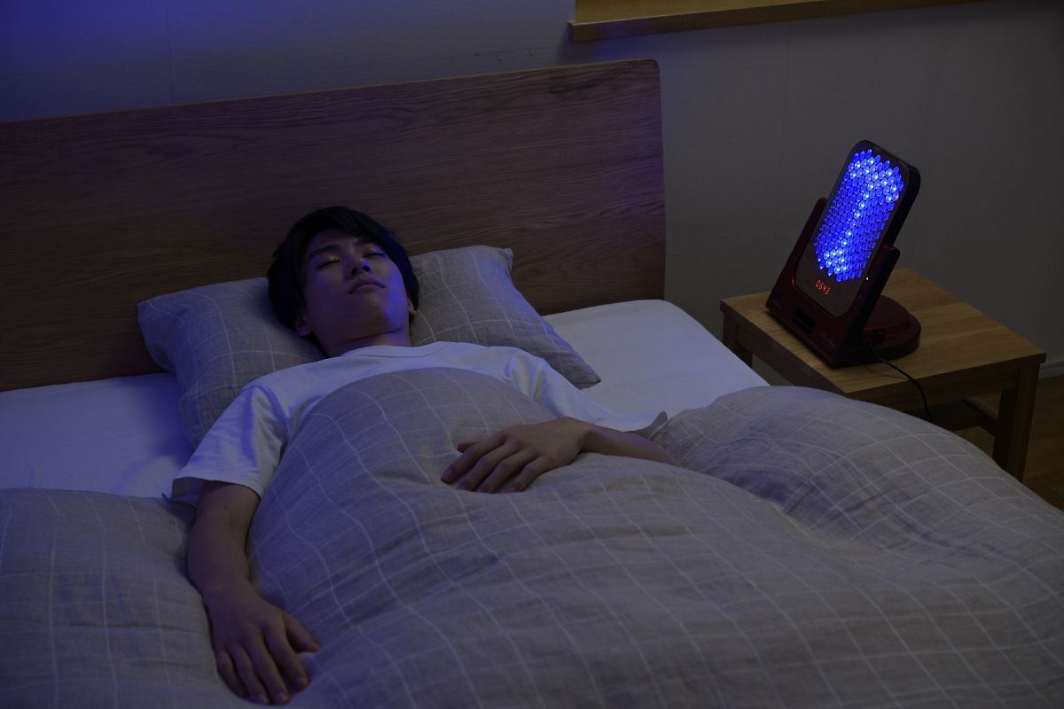 アデランス、顔などに光を当てるLED美容照射パネル「BeauStage VIRUGA