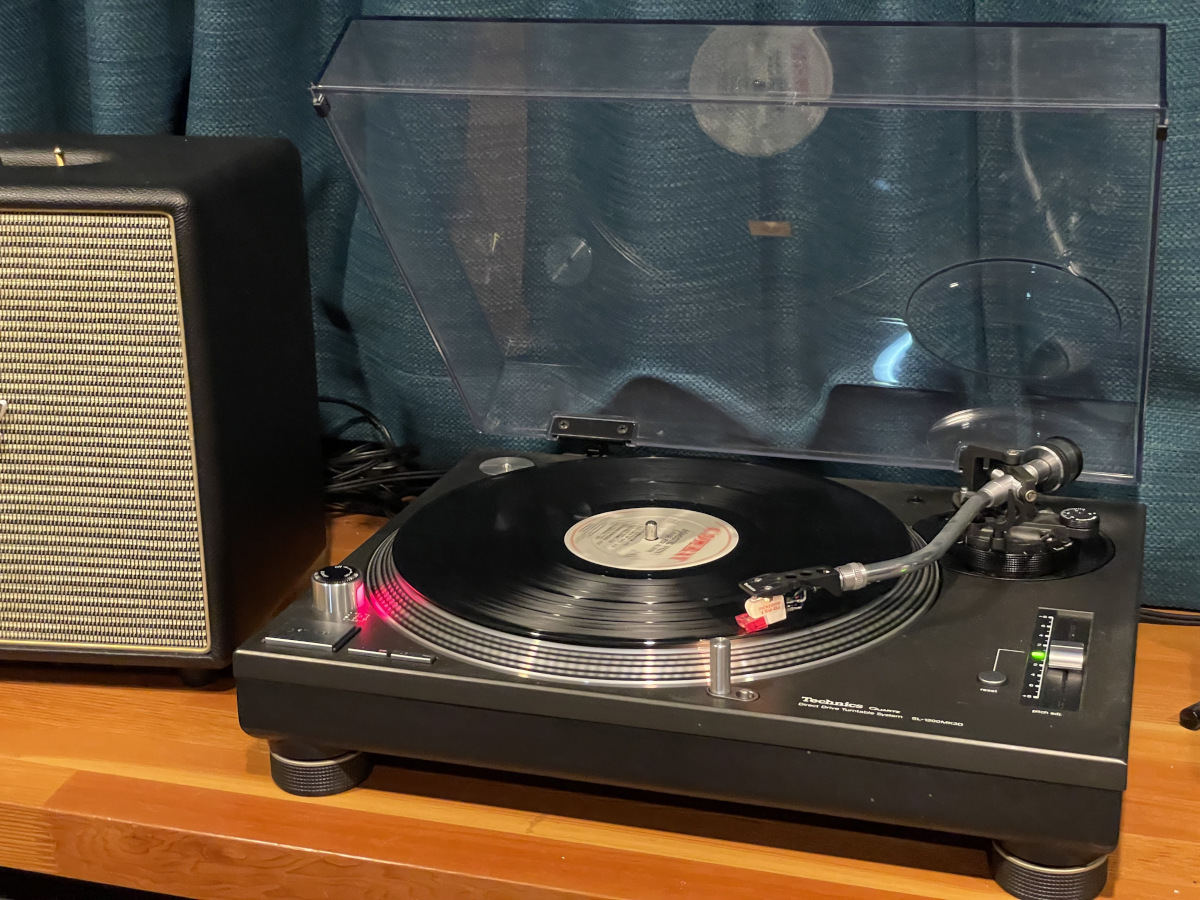レコードプレーヤー『Technics SL-1200 MK3D』。歴史的名機でレコード