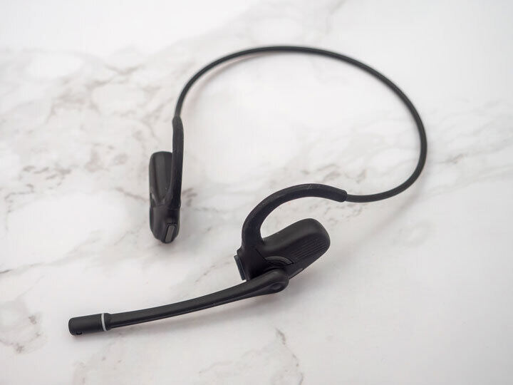 街中の雑踏がまるで無人の会議室のように！？ AIで雑音を除去して