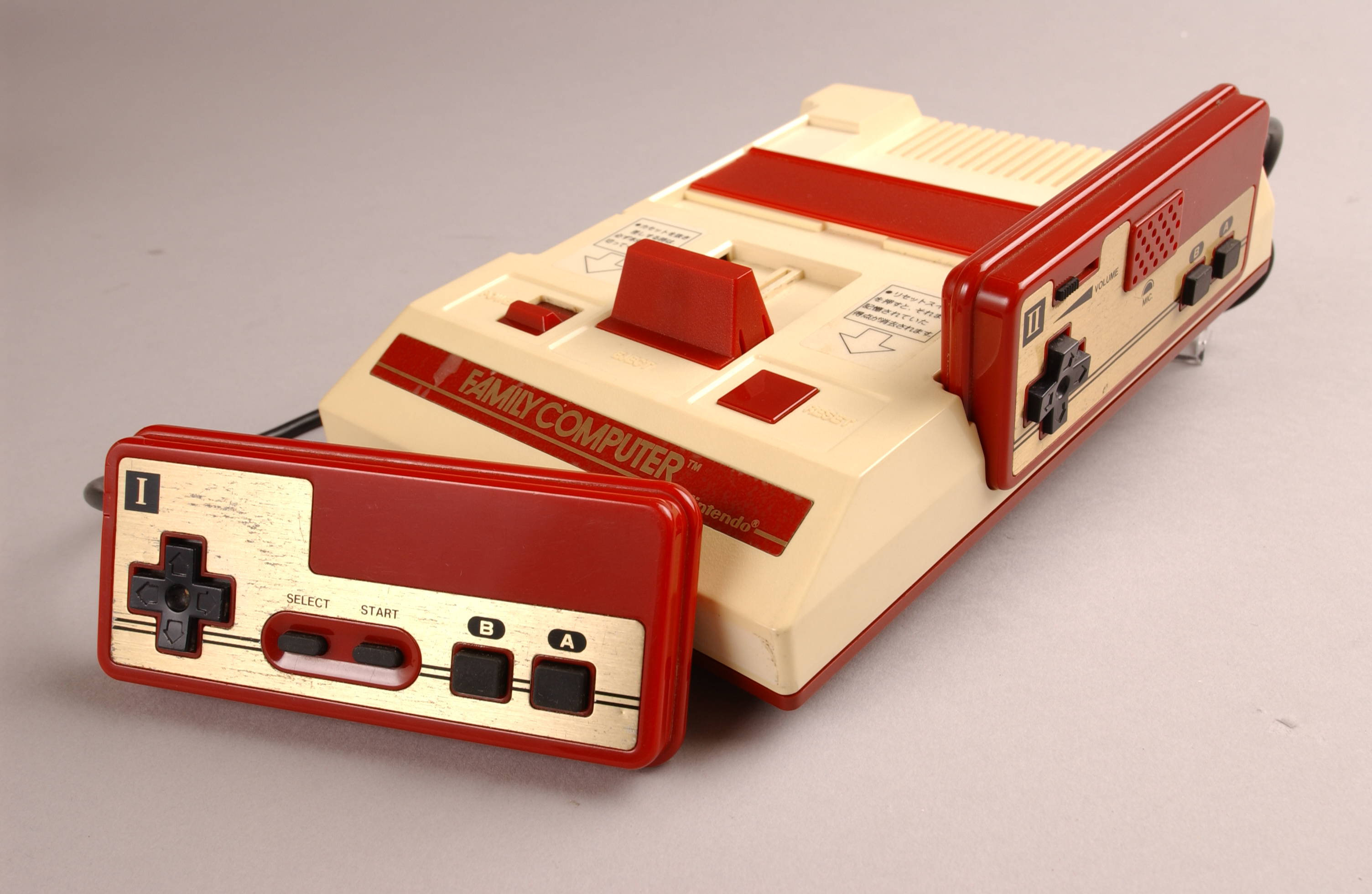 世界初の家庭用ゲーム機は、プレイヤーが画面にフィルムを貼り付けて