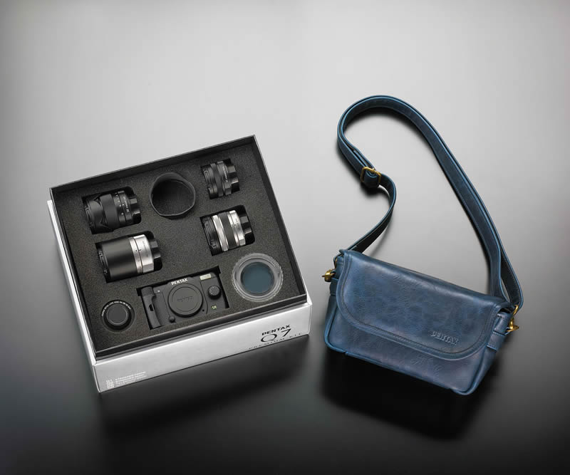 手のひらサイズの本格デジタル一眼カメラ「PENTAX Q7 プレミアムキット