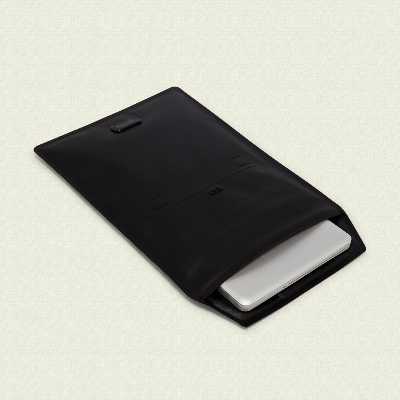 TUMI〉の高機能なPCケース。耐水性に優れ衝撃からも守ってくれる