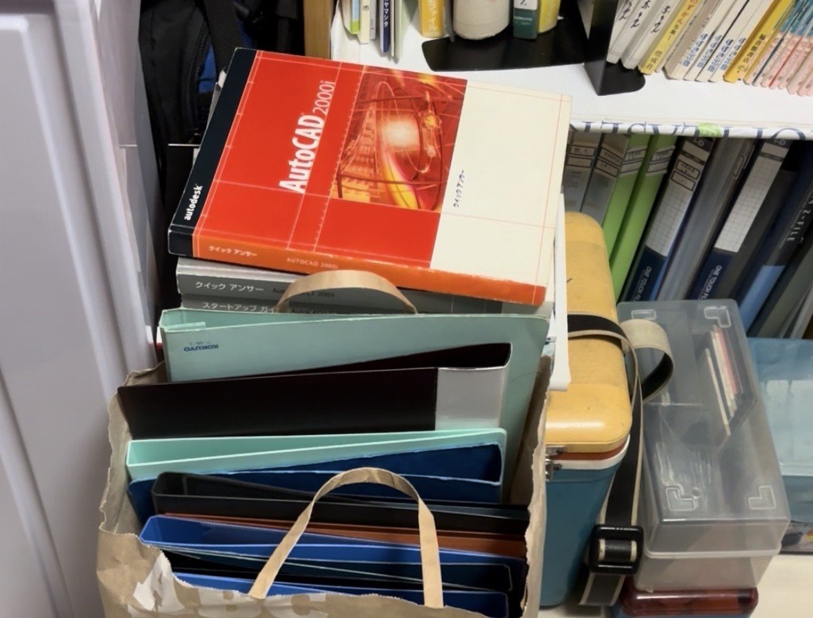 30代、父の遺品整理で出てきたものに唖然。帽子20個、A4ファイルは30冊