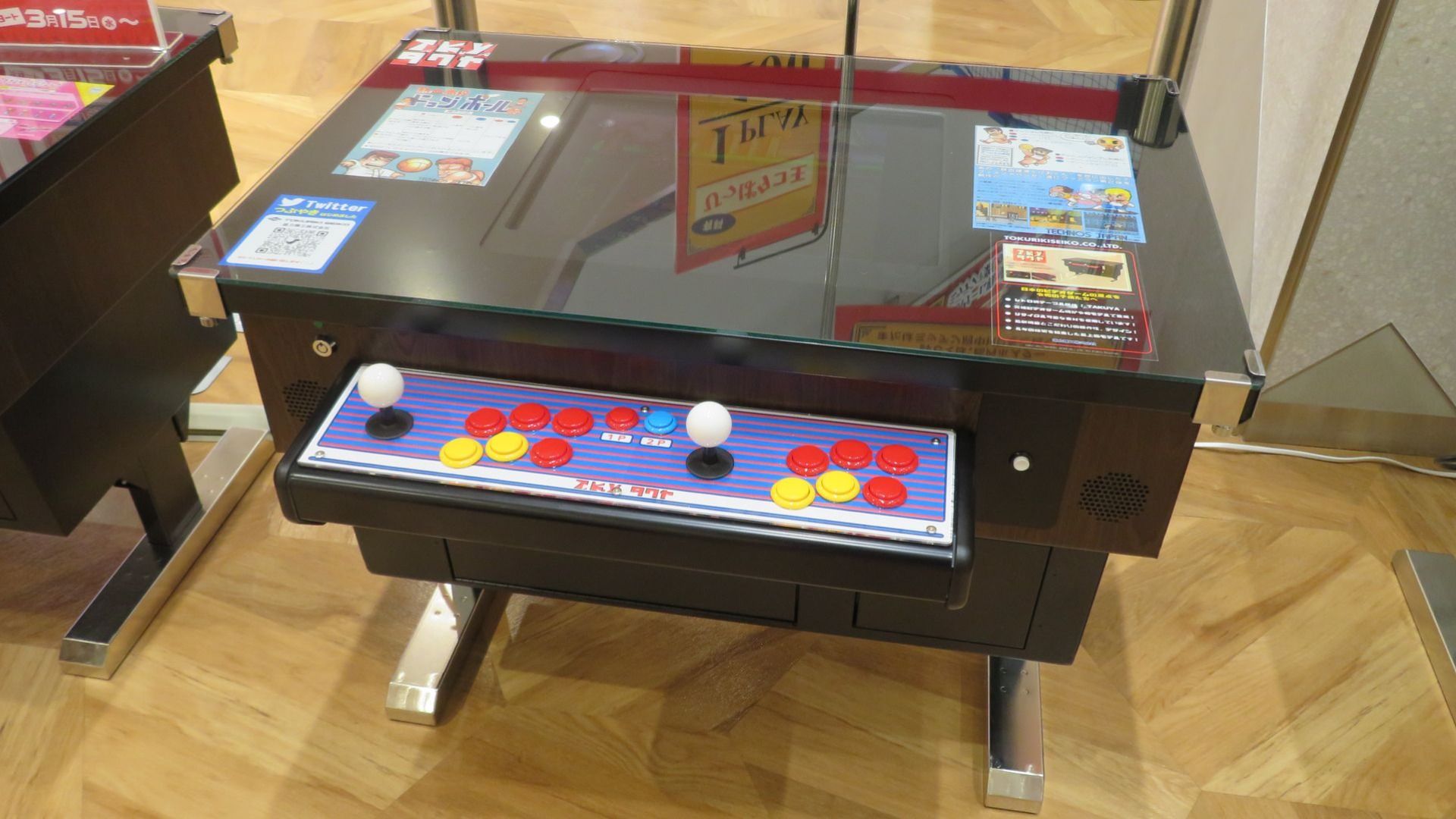 昭和の風情漂うテーブル型ゲーム筐体 新技術を取り入れ「新発売」した