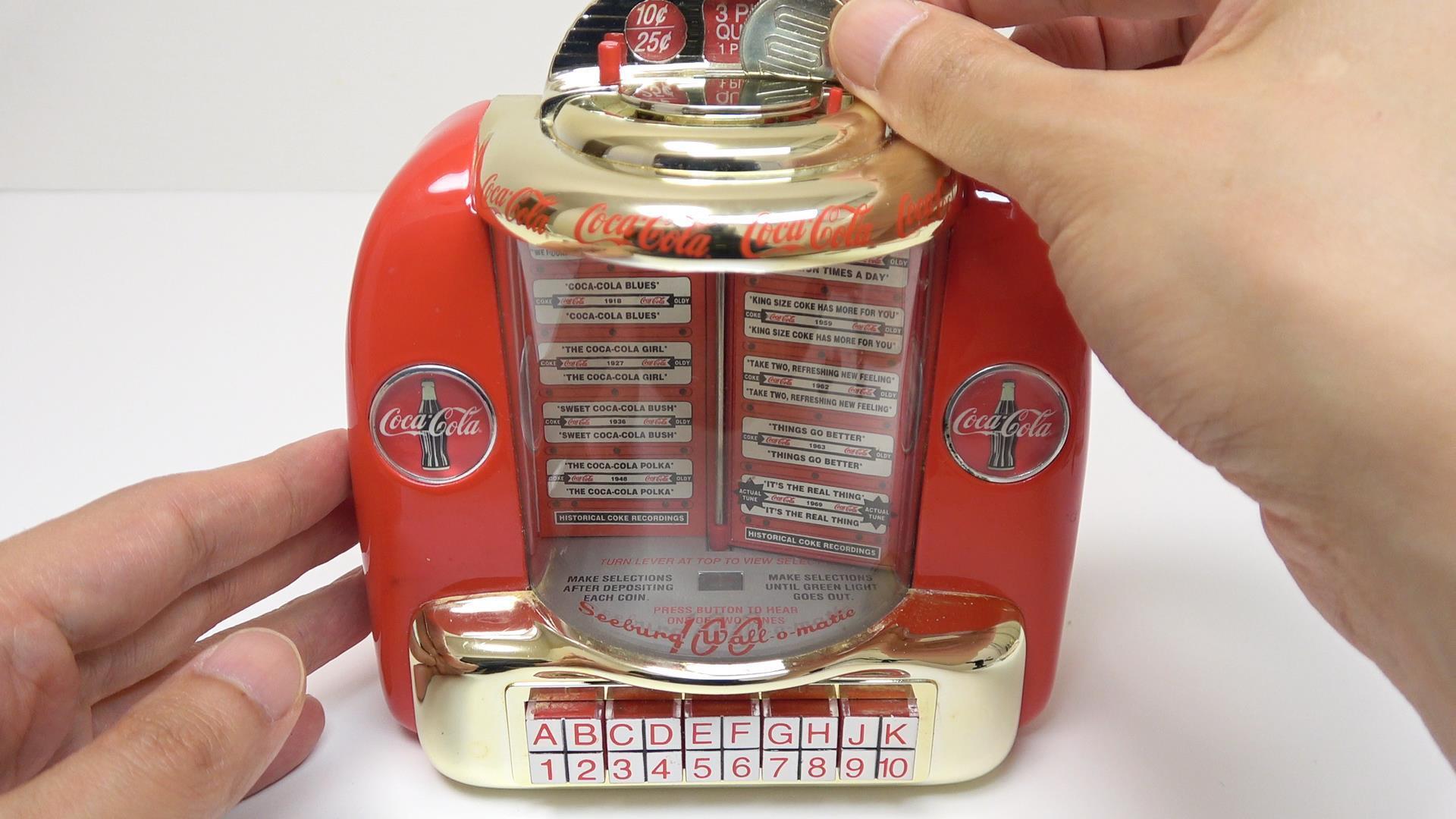 コカ・コーラのジュークボックス型のレトロな貯金箱。1996年製のレアな