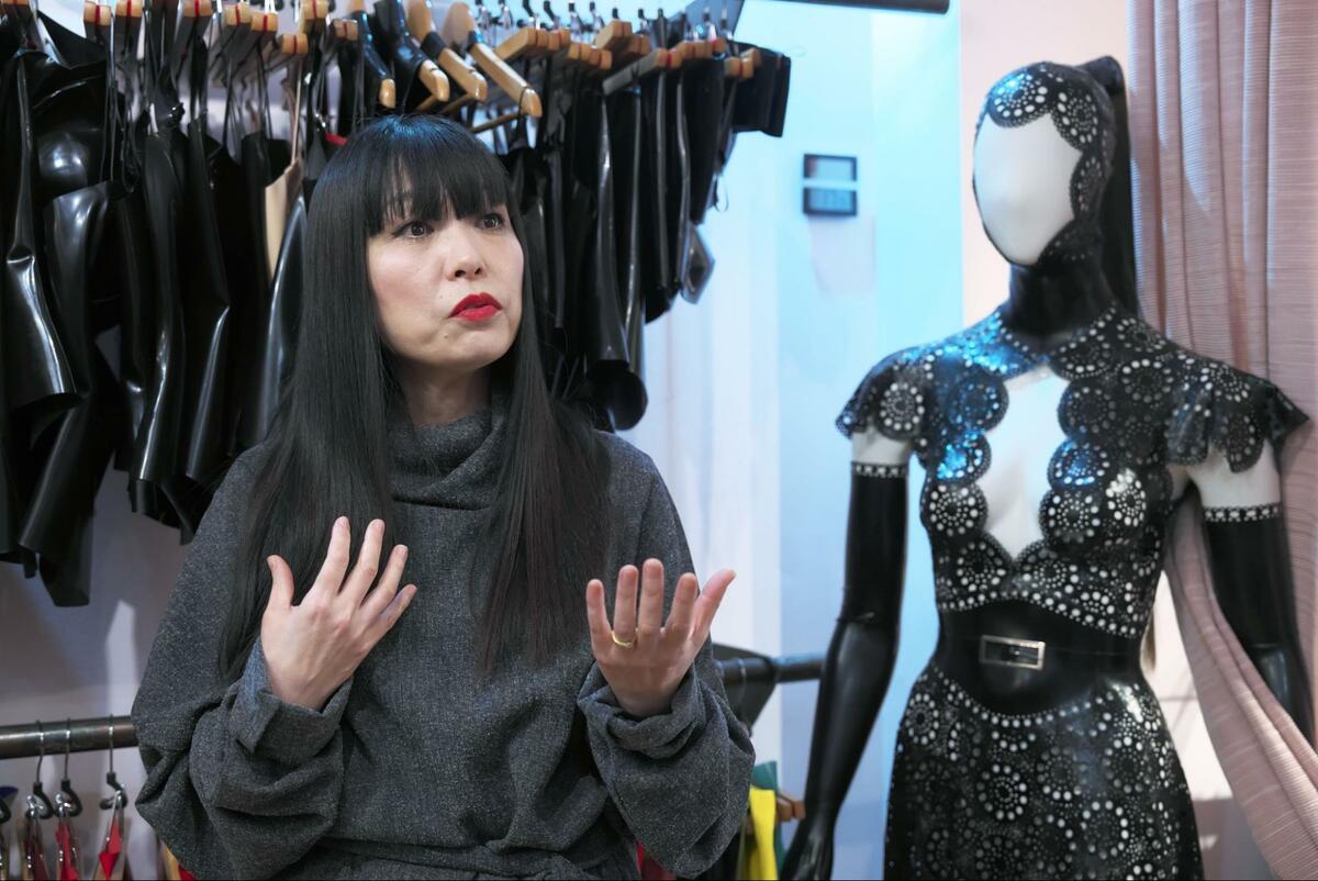レディー・ガガの衣装を数多く手掛けた日本人デザイナー ラテックス