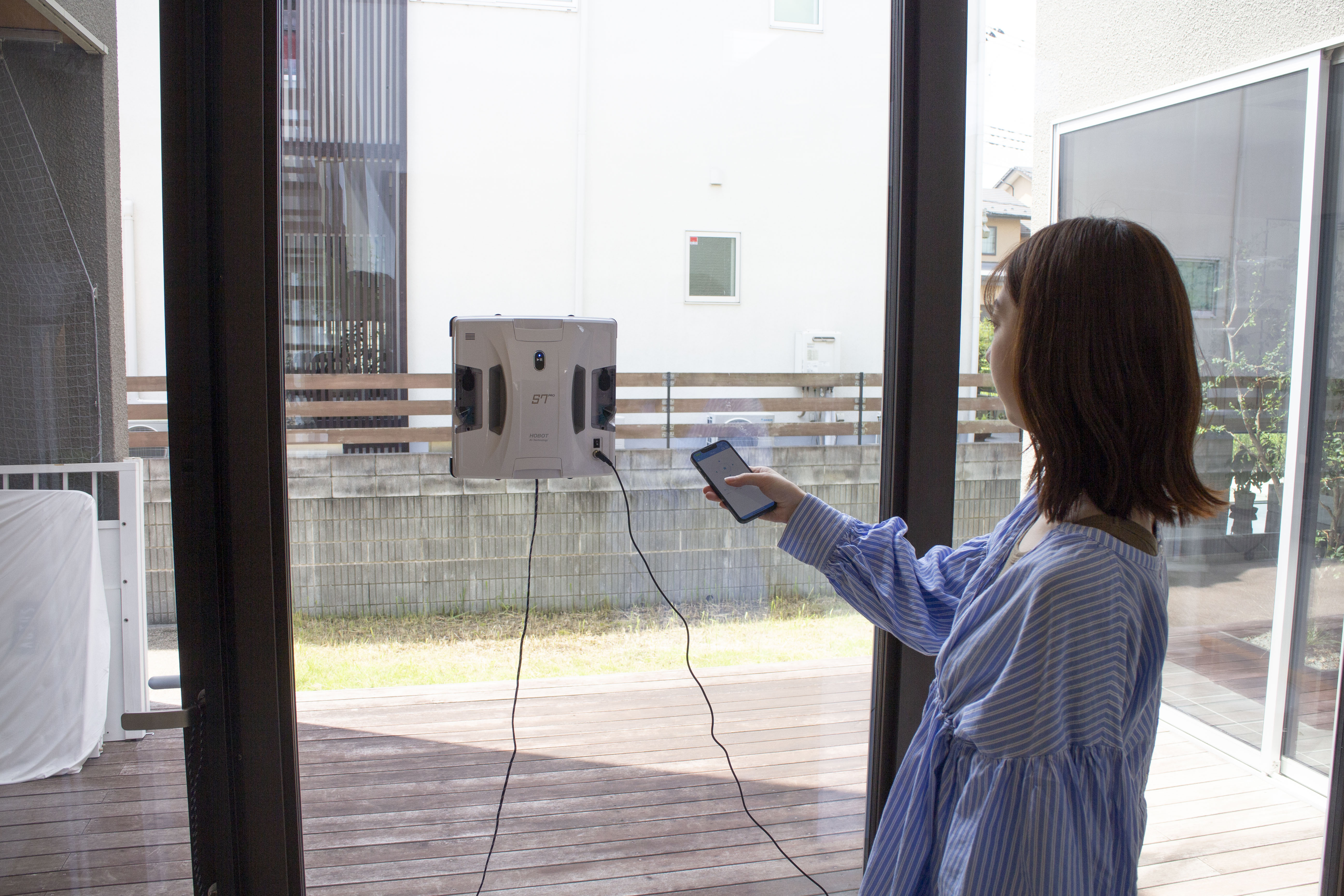 年末大掃除、面倒な窓掃除はタイパ家電「HOBOT」におまかせ！ LIXIL