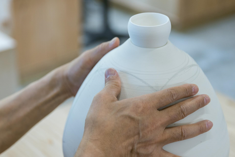 山陰の雪の色をイメージして作る温かみのある白磁。人間国宝・前田昭博