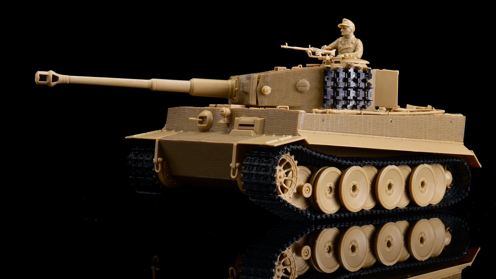 戦車模型は「キャタピラが黒いだけで抜群にかっこいい」と教えてくれる